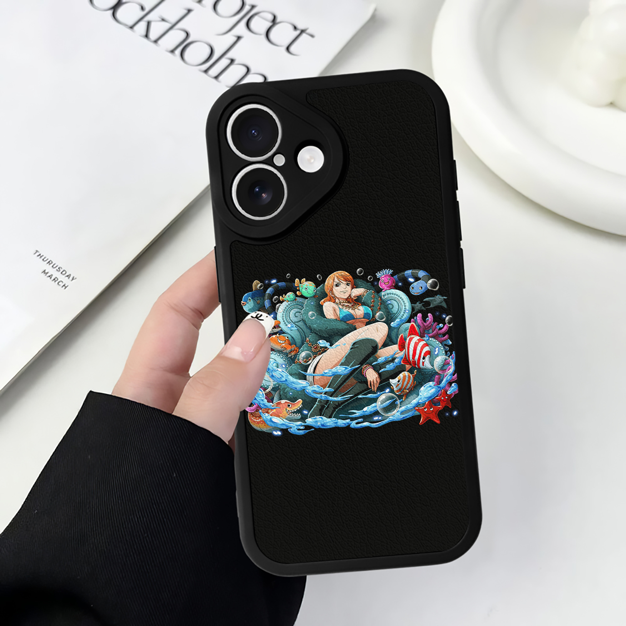 ワンピース ナミ ONE PIECE Nami 【iPhone 16シリーズ対応】シリコンスマホケース（レザー調） 材質：シリコン